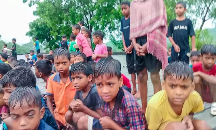 “பெரும் கனமழையால் ஏற்பட்ட வெள்ளப்பெருக்கு”.. இரவு முழுவதும் சிக்கித் தவித்த 162 மாணவர்கள்… போராடி மீட்ட தீயணைப்பு துறையினர்..!!!
