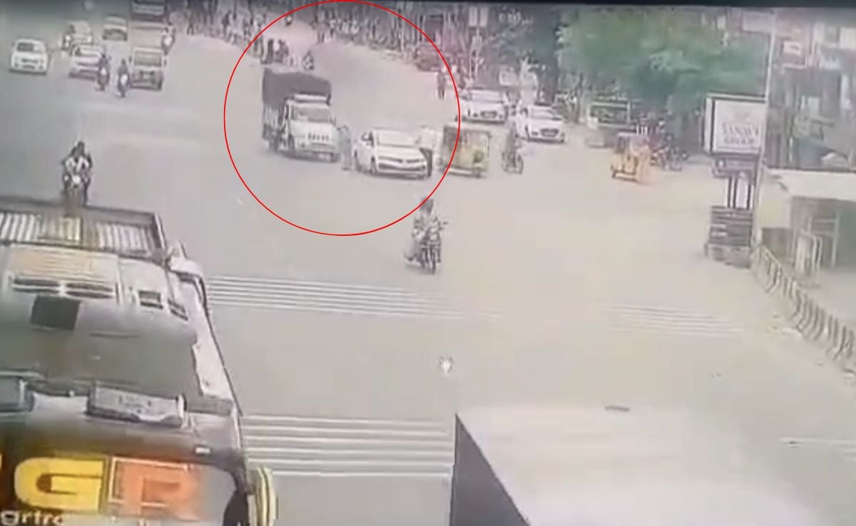 திக் திக் நிமிடங்கள்…! குழந்தையுடன் நின்ற இளம்பெண்…. அதிவேகமாக வந்து தூக்கி வீசிய சரக்கு வாகனம்…. நெஞ்சை உலுக்கும் வீடியோ….!!