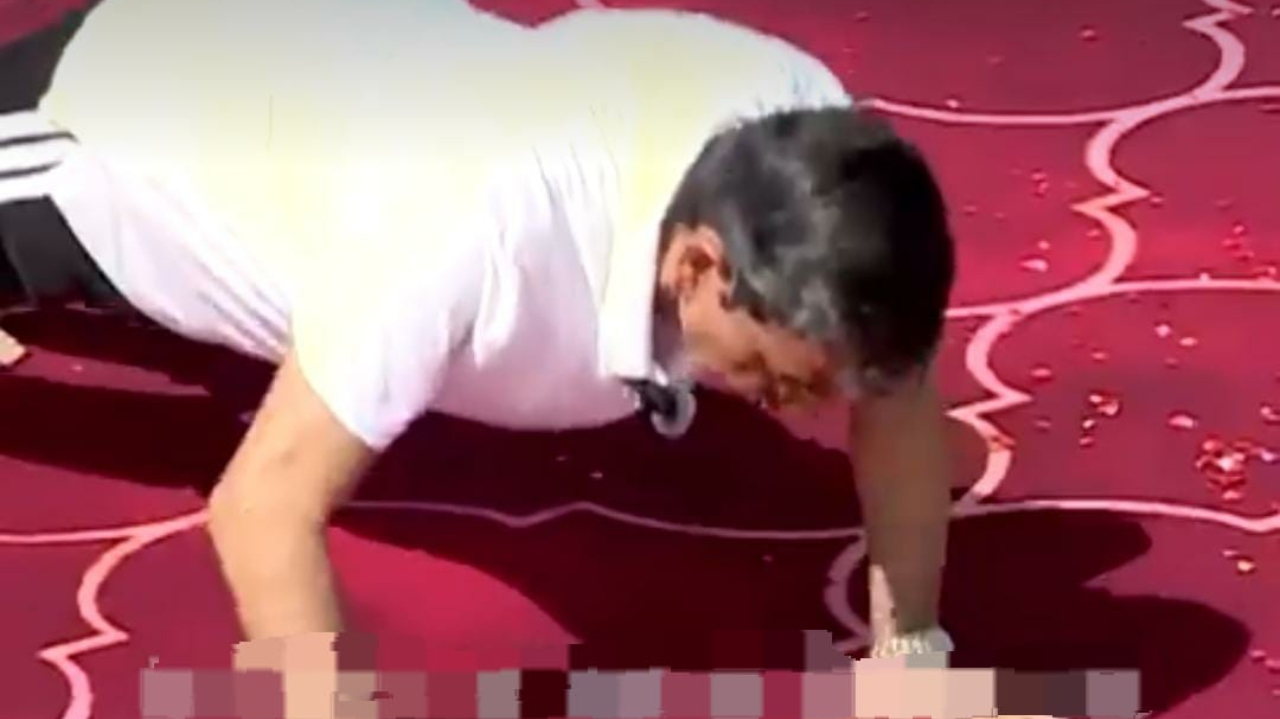 10,000 மாணவர்கள் பங்கேற்ற யோகா நிகழ்ச்சி…. 50 முறை தண்டால் எடுத்து அசத்திய ஆளுநர் ஆர்.என் ரவி….. இணையத்தில் வைரலாகும் வீடியோ…!!