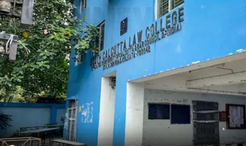 கொல்கத்தாவில் மீண்டும் அதிர்ச்சி… சட்டக் கல்லூரி மாணவியை ஹாக்கி மட்டையால் அடித்து ஆபாச வீடியோ எடுத்து…. கூட்டு பாலியல் பலாத்காரம் செய்து கொன்ற கும்பல்…!!!