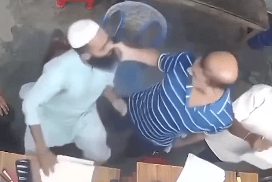 “வேலைய உடனே முடிச்சு கொடுக்க மாட்டியா”… கடைக்காரரின் தாடியை பிடித்து இழுத்து அடித்த நபர்… வைரலாகும் அதிர்ச்சி வீடியோ..!!