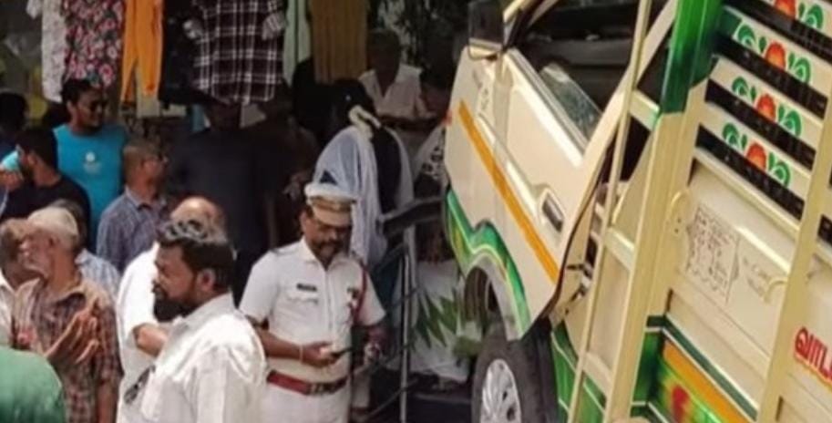 மதுபோதையில் மினி லோடு வேனின் ஆக்சிலேட்டரை வேகமாக அழுத்திய கிளீனர்…. கண்ணிமைக்கும் நொடியில் நடந்த விபத்து… 2 பேர் காயம்..!!
