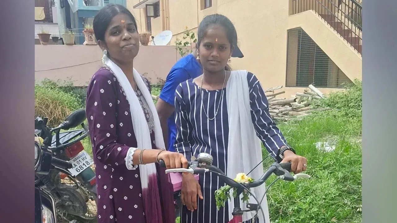 “இந்த வயதில் காதல் தப்பு”… வீட்டை விட்டு ஓடிய மகளுக்கு அட்வைஸ் செய்த பெற்றோர்கள்… வீடு மாறியும் திருந்தல… கடைசியில் அக்கா-தங்கை எடுத்த விபரீத முடிவு…!!