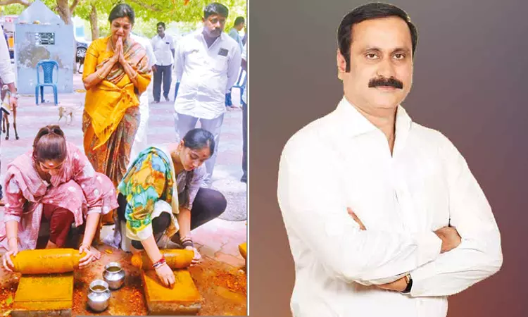 பாமக தலைவர் அன்புமணி ராமதாஸின் மனைவி சௌமியா ராமேஸ்வரத்திற்கு பயணம்…. அம்மியில் மஞ்சள் அரைத்து நேர்த்திகடன் செலுத்திய மகள்கள்…. வைரலாகும் புகைப்படம்….!!
