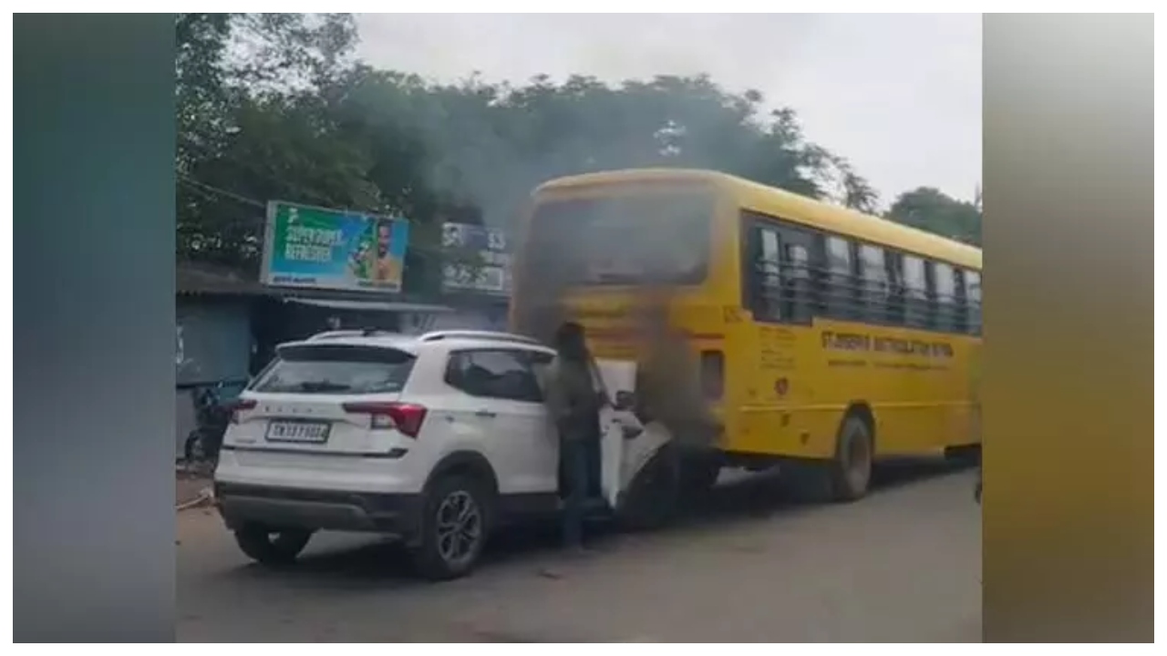 பள்ளி வேனில் இருந்த மாணவர்கள்… அதிவேகமாக மோதி தீப்பிடித்து எரிந்த கார்… அடுத்த நொடியே பரபரப்பு சம்பவம்…!!