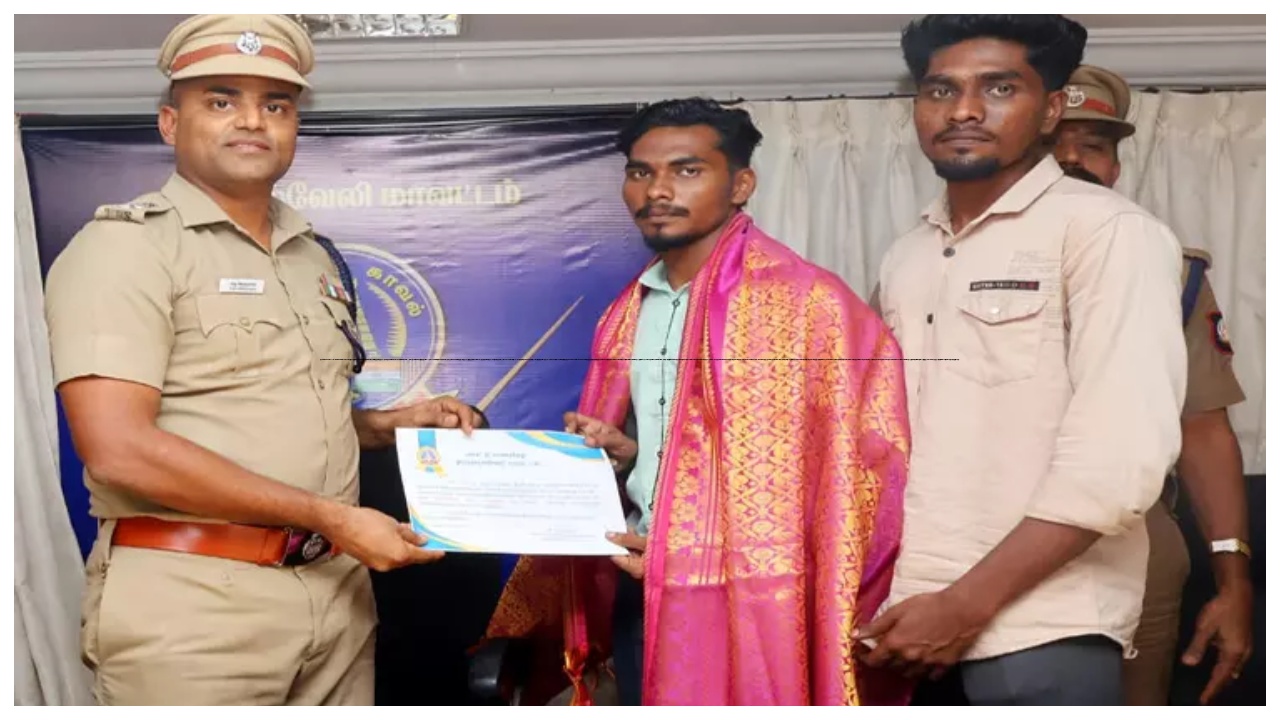 ஏ.டி.எம் -ல் கேட்பாரற்று கிடந்த பை… அப்படி என்ன இருக்கு அதில்…? பையை போலீசில் ஒப்படைத்த வாலிபர்… பொன்னாடை அணிவித்து எஸ்.பி. பாராட்டு…!!