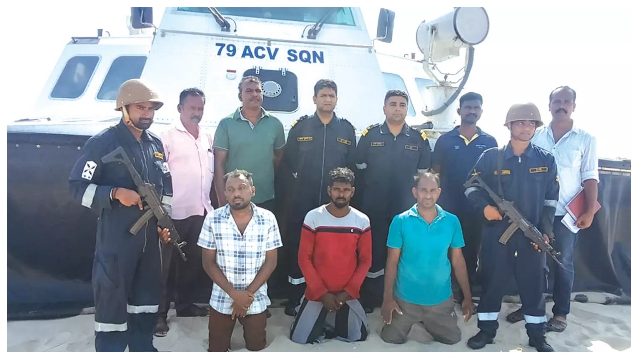 சந்தேகப்படும் படியாக சுற்றி திரிந்த 3 பேர்…. மடக்கி பிடித்த போலீஸ்… விசாரணையில் தெரிந்த உண்மை….!!