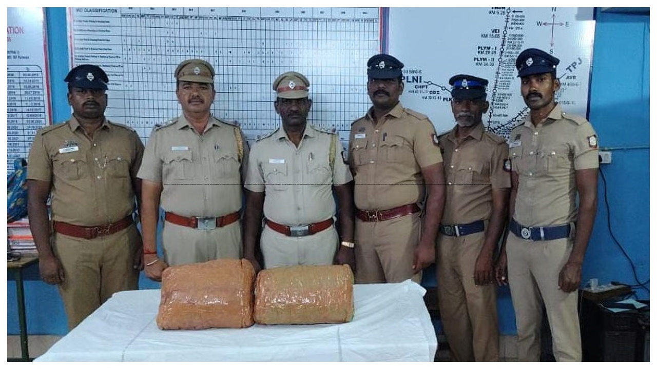 “ரயிலில் மர்ம பைகள்…”திறந்து பார்த்து ஷாக்கான போலீஸ்… குழம்பிய பயணிகள்…  பரபரப்பு சம்பவம்…!!