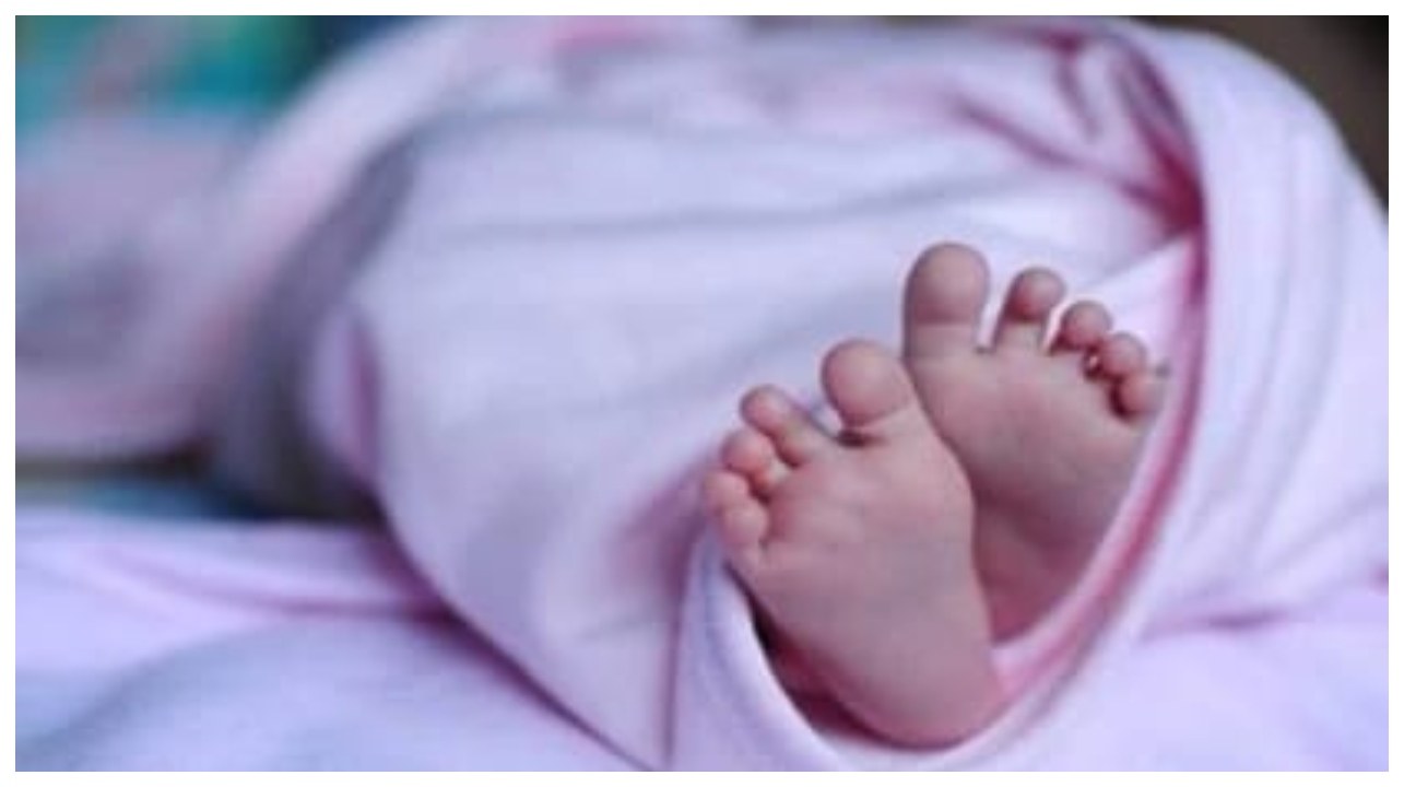 “தகாத உறவு”… நடுரோட்டில் இறந்த குழந்தையின் சடலத்தை தோளில் சுமந்து சென்ற தாய்… அதிர்ச்சி சம்பவம்…!!!