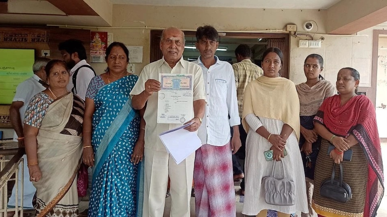 “விஷயத்தை கேட்டு ஓடோடி வந்த குடும்பத்தினர்….” விடுப்பு எடுத்து அலுவலகத்தில் இருந்து சென்ற சார் பதிவாளர்…. நடந்தது என்ன….? போலீஸ் விசாரணை….!!