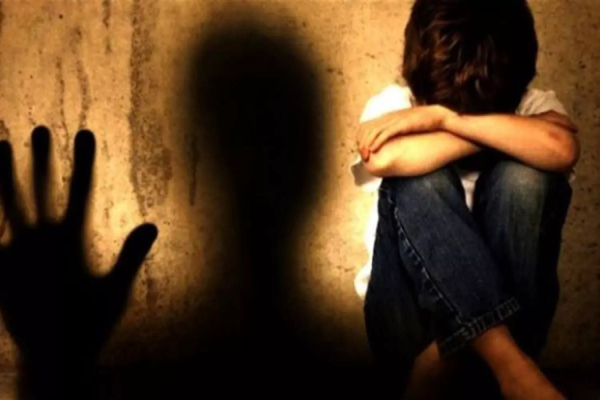 “இன்ஸ்டாகிராமில் பழகிய 8 வயது மகனின் தாய்…” 17 வயது சிறுவனை வலுக்கட்டாயமாக பலாத்காரம் செய்து….! வாடகைக்கு வீடு எடுத்து அத்துமீறல்…. அதிர்ச்சி சம்பவம்…!!