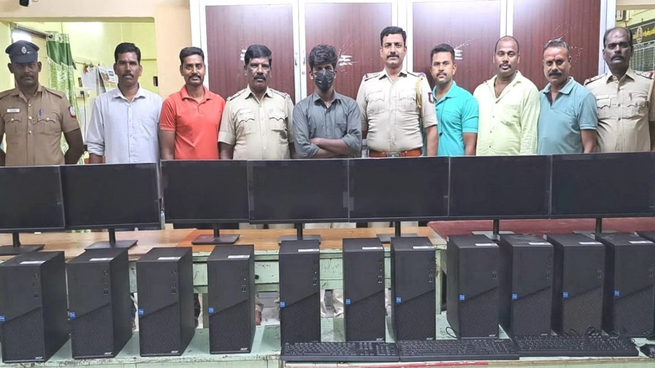 அடப்பாவி…! அங்கேயே இருந்து எல்லா வேலையும் செஞ்சிருக்க…! கல்லூரி மாணவரை தட்டி தூக்கிய போலீஸ்…. அதிரடி நடவடிக்கை…!!