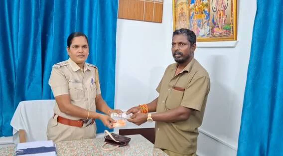 “காலேஜ் ஃபீஸ் கட்டணும்…”  நகை அடகு வைத்து பணம் வாங்கிய மாணவி…. ஆட்டோ ஓட்டுநரின் செயல்…. குவியும் பாராட்டுக்கள்…!!
