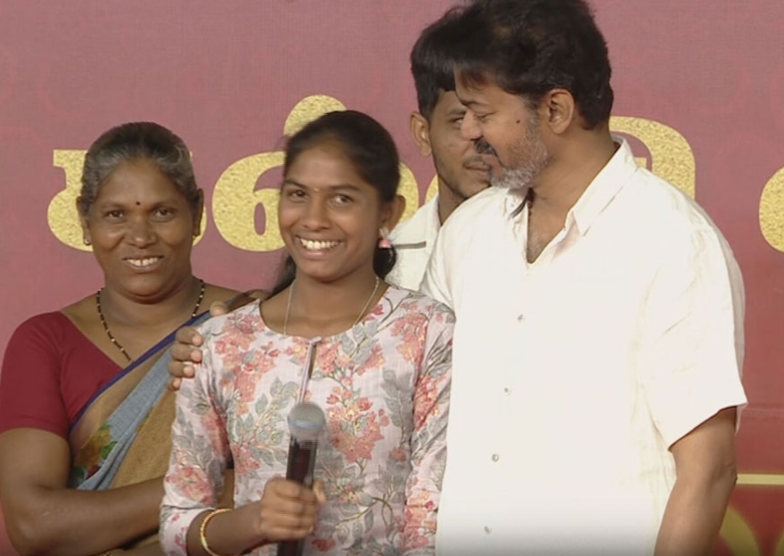 Breaking: JEE தேர்வில் வெற்றி பெற்று சென்னை ஐஐடியில் சேர்ந்த முதல் பழங்குடியின மாணவி ராஜேஸ்வரிக்கு ‌ரூ.2 லட்சம் ஊக்கத்தொகை வழங்கினார் நடிகர் விஜய்…!!!!