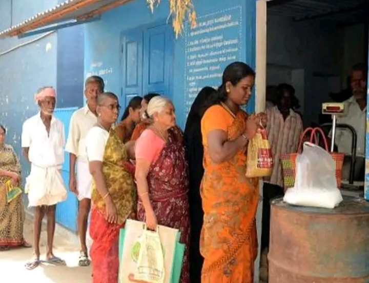 ரேஷன் அட்டைதாரர்கள் கவனத்திற்கு…!! தமிழகம் முழுவதும் ரேஷன் கடைகளுக்கு 5 நாட்கள் விடுமுறை… வெளியான முக்கிய அறிவிப்பு…!!!