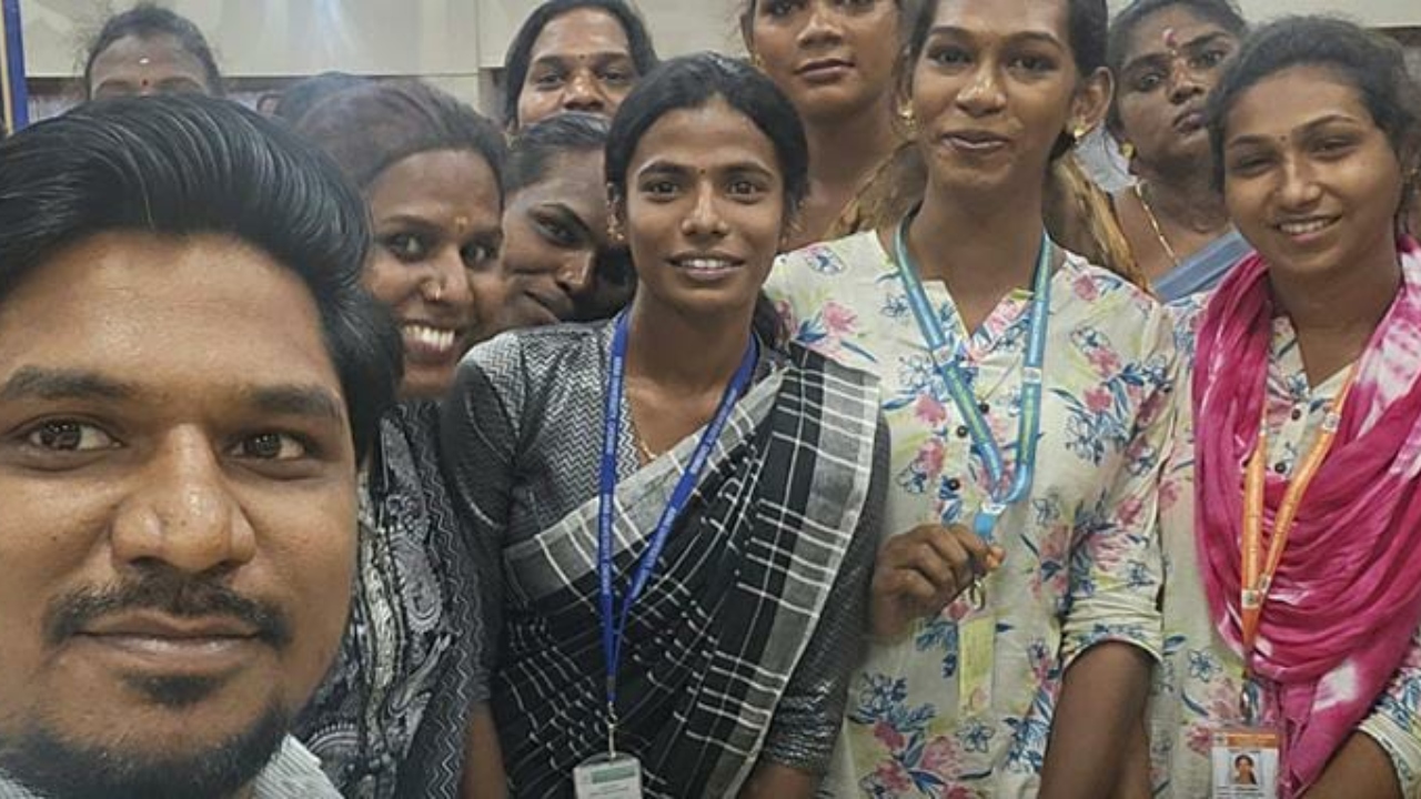 பணியிட மாற்றம்…! மாவட்ட ஆட்சியரின் பெயரை சூட்டி கௌரவித்த திருநங்கைகள்…. நெகிழ்ச்சி சம்பவம்…!!