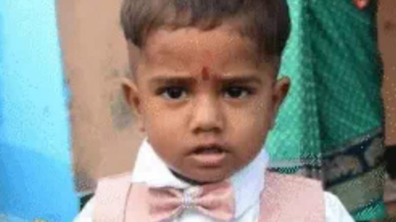 குலை நடுங்க வைக்கும் சம்பவம்…! 2 1/2 வயது மகன் மீது கோடாரியை வீசிய தந்தை…. துள்ளத்துடிக்க பறிபோன உயிர்…. பரபரப்பு சம்பவம்….!!