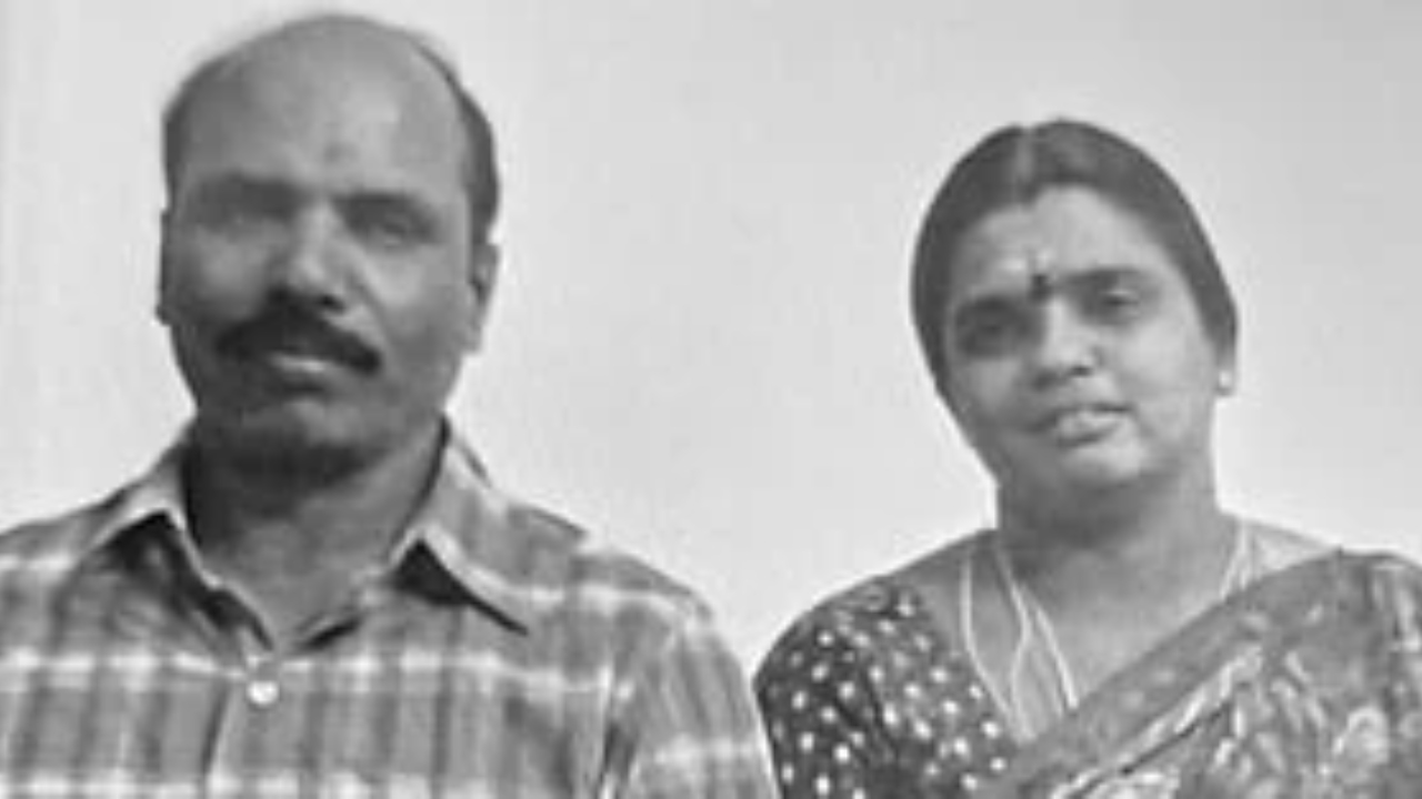 “என் மகனை தொந்தரவு செய்யாதீங்க….”  விடுதி அறை எடுத்து தங்கிய கணவன், மனைவி…. உறவினர்களுக்கு காத்திருந்த அதிர்ச்சி…. பகீர் சம்பவம்….!!