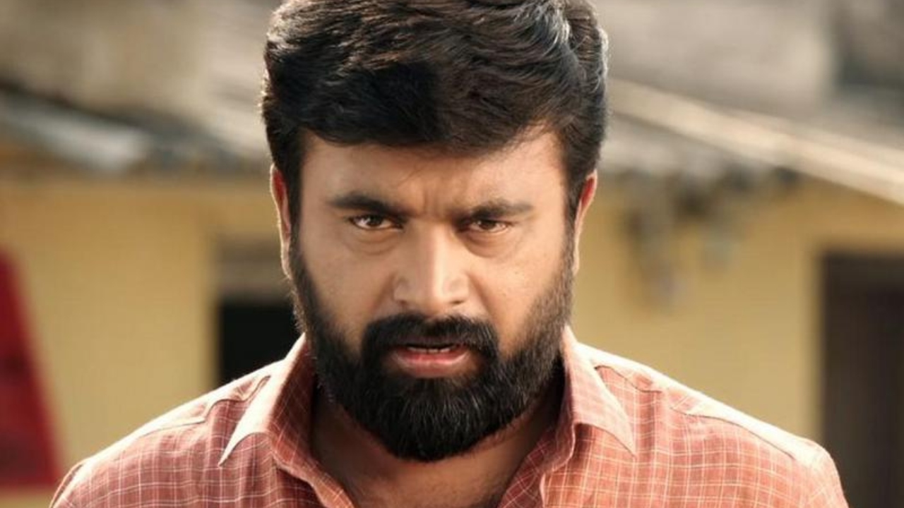 அதிர்ச்சியில் நடிகர் சசிகுமார்….! திடீரென வந்து ஷூட்டிங்கை நிறுத்திய போலீஸ்…. இதுதான் காரணமா….? வெளியான தகவல்…!!