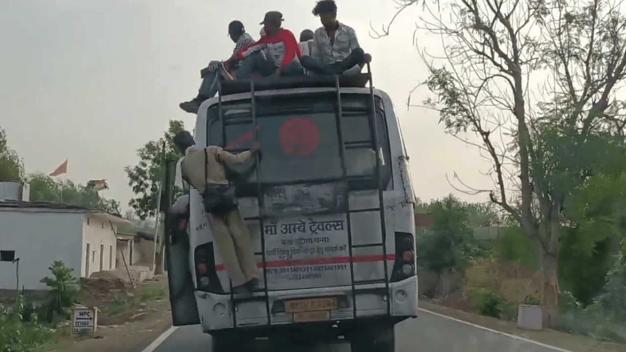 “பஸ் மேல, பஸ் உள்ள, பஸ் சைட்ல…” ஒரு இடம் கூட விட்டு வைக்கல…. ஆபத்தான முறையில் பயணம்…. இணையத்தில் வைரலாகும் வீடியோ….!!