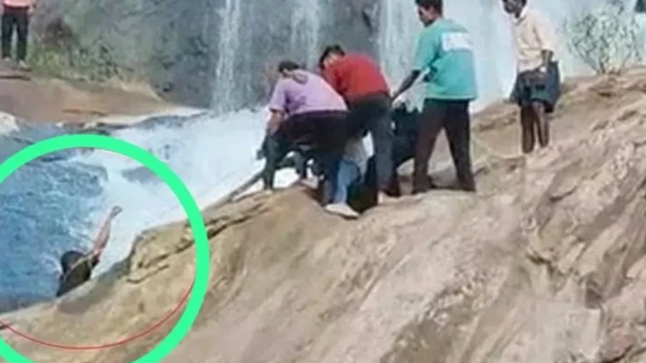 “தேடி போய் சிக்குறது இதுதானா…?” செல்பி எடுக்க சென்று பாறையில் மாட்டிக் கொண்ட வாலிபர்…. கயிறு கட்டி மீட்ட மக்கள்…. அதிர்ச்சி சம்பவம்…!!