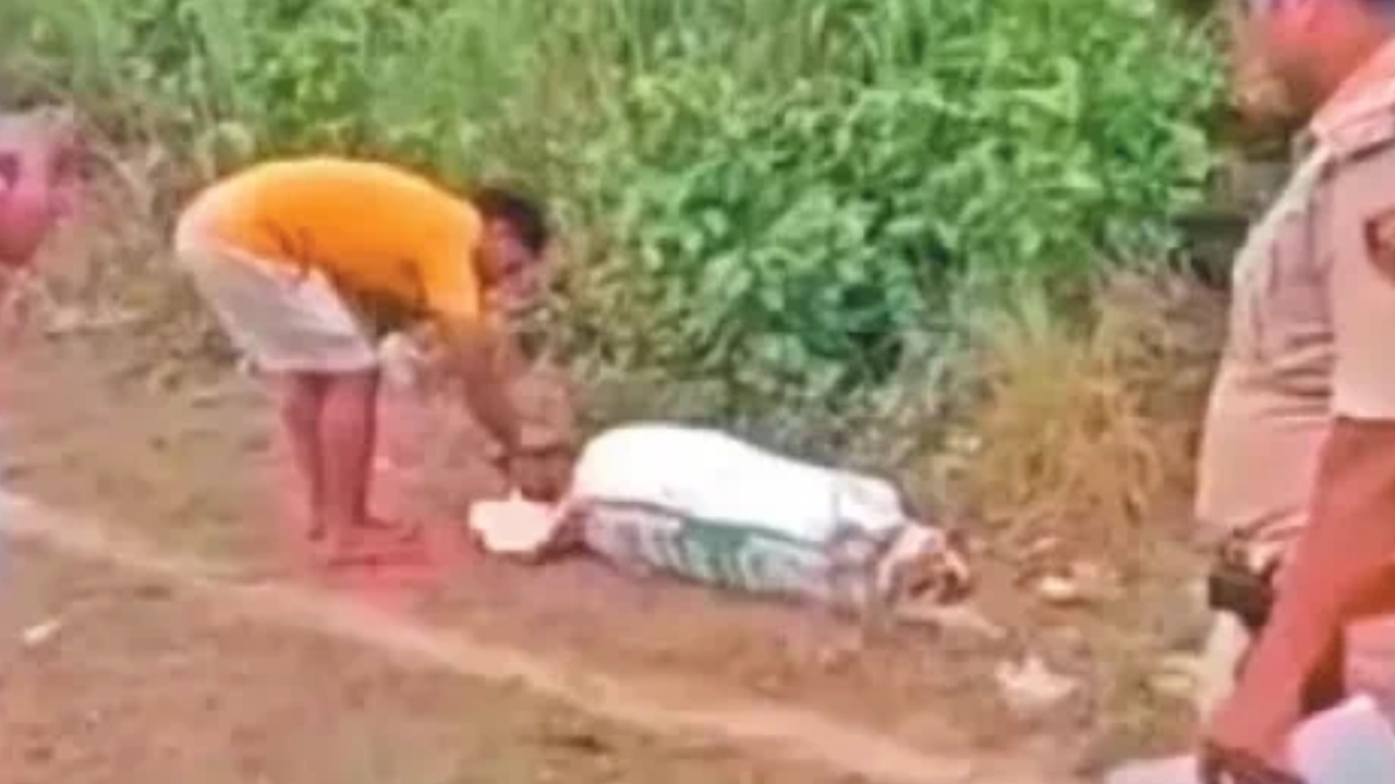 குலை நடுங்க வைக்கும் சம்பவம்….! “முகத்தில் ஆசிட், உடல் முழுக்க காயம்…” சாக்குமூட்டையை திறந்து பார்த்து அதிர்ந்த போலீஸ்…. பகீர் சம்பவம்….!!