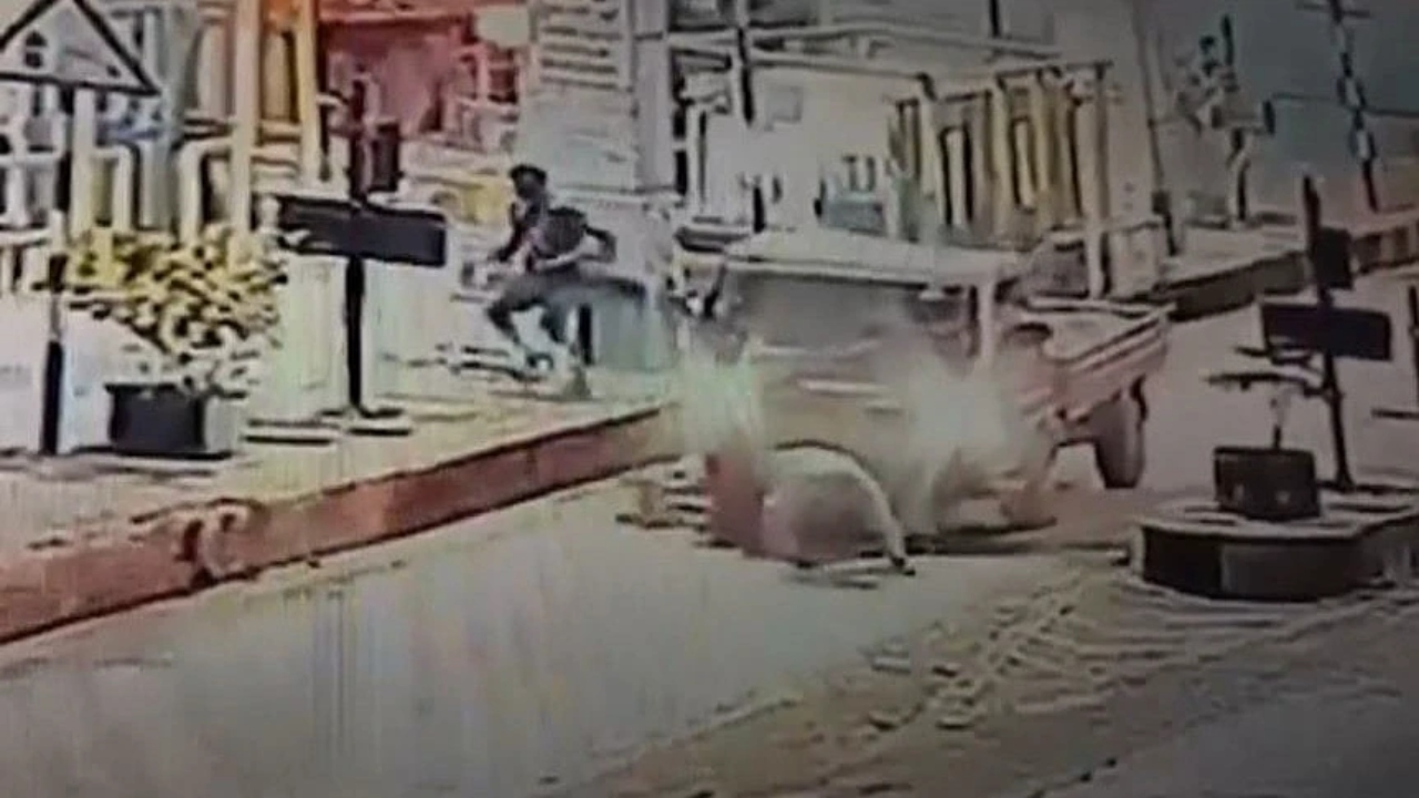 திக் திக்….! வேகமாக சென்ற டாடா ஏஸ்…. “தடுக்க சென்ற ஊழியர் மீது வாகனத்தை ஏற்றி இறக்கி….” பதைப்பதைக்கும் வீடியோ…..!!