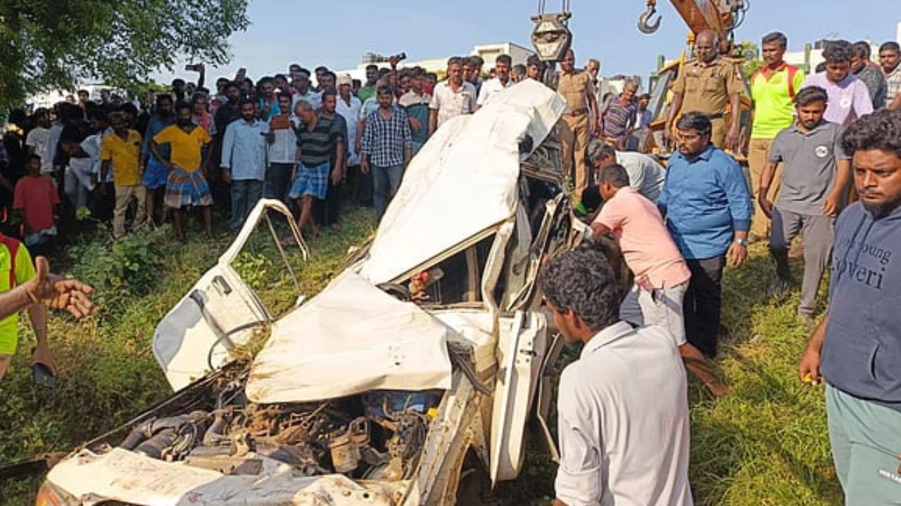 காலையிலேயே சோகம்…! சுக்குநூறாக நொறுங்கிய கார்… சாப்பிட்டு கொண்டிருந்த 2 பேர் துடிதுடித்து பலி; 6 பேர் படுகாயம்…. கோர விபத்து…!!