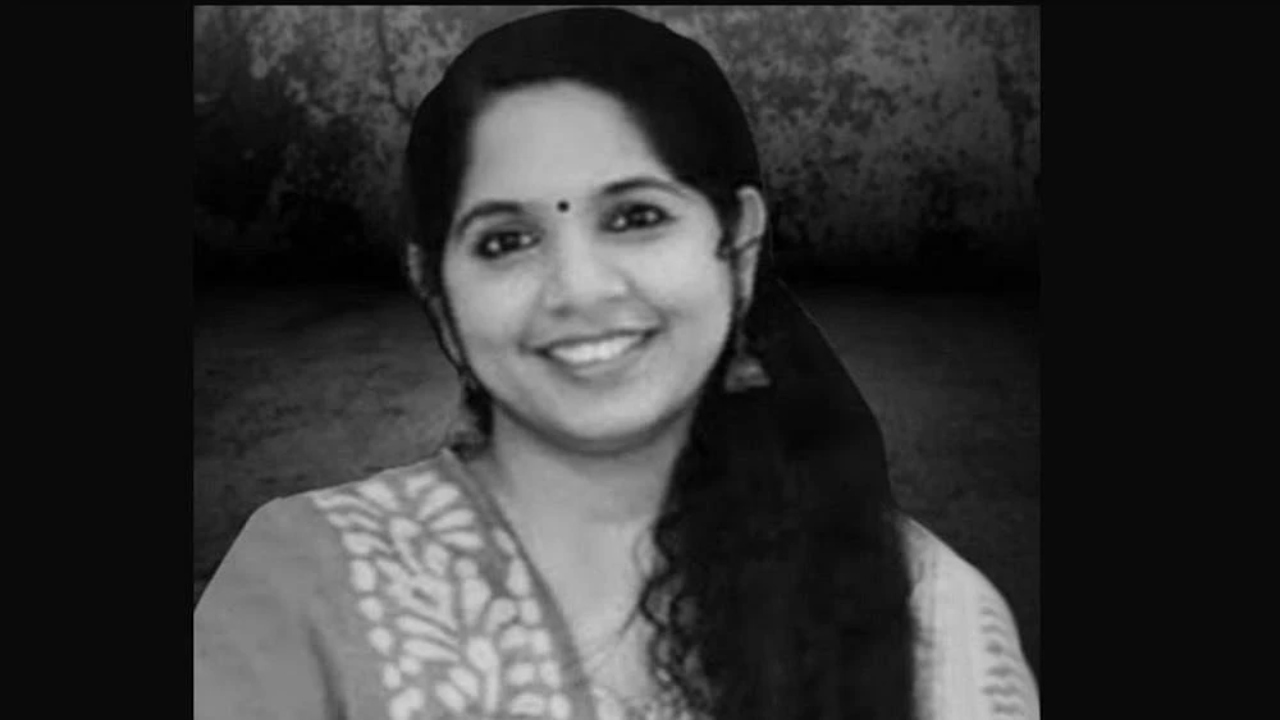 விமான விபத்தில் பலியான செவிலியர்….! “பலனை அடைந்துவிட்டதாக விமர்சித்த துணை வட்டாட்சியர்….” கண்டனம் தெரிவித்த மக்கள்…. மாவட்ட ஆட்சியரின் அதிரடி உத்தரவு….!!