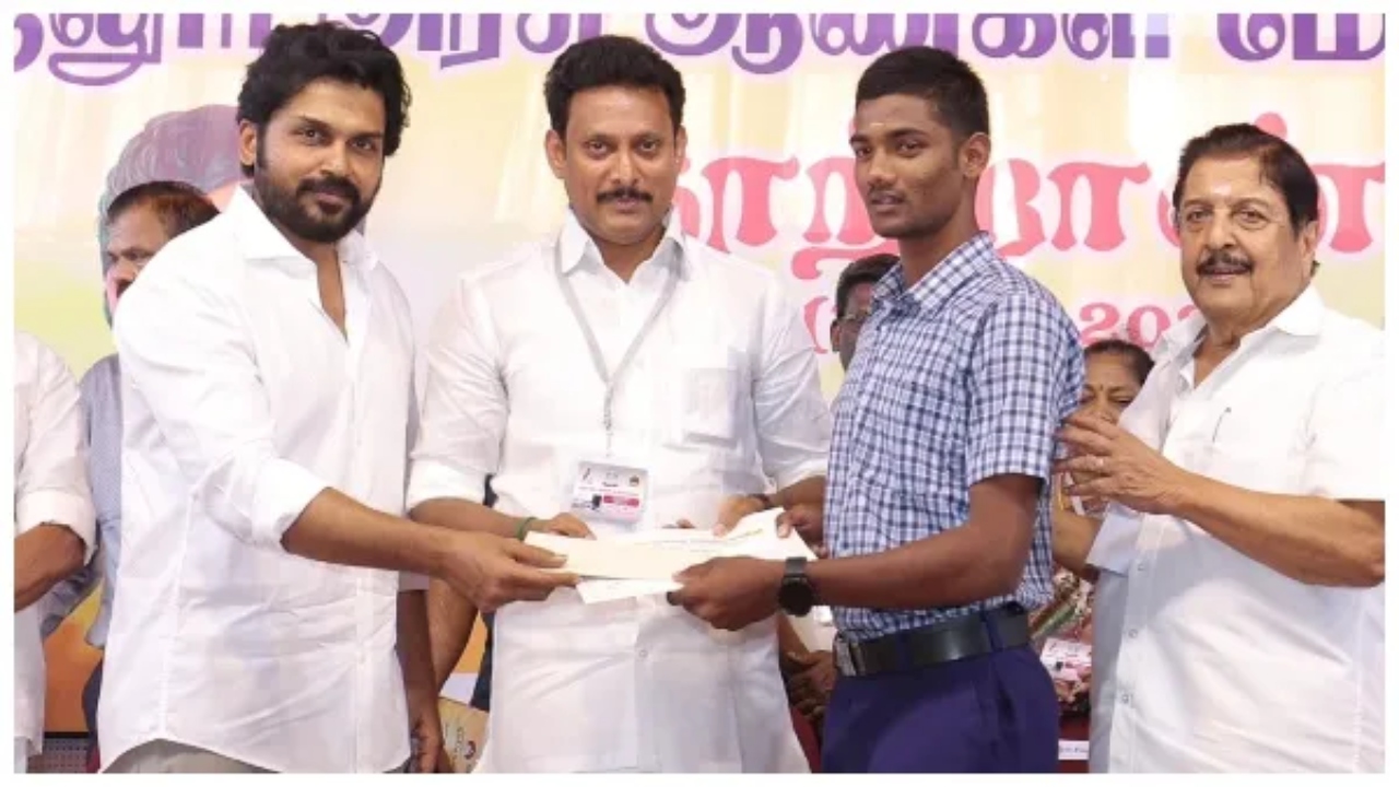 அரசு பள்ளியில் தான்….! மேடையில் பேசும் போதே கண்கலங்கிய நடிகர் கார்த்தி…. சமாதானப்படுத்திய சிவக்குமார்…. நெகிழ்ச்சி சம்பவம்….!!