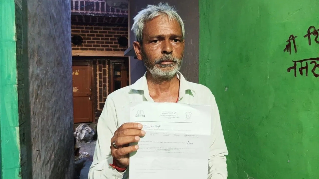 ரூ.7 கோடி பணம் பரிவர்த்தனை….! “நோட்டீசை பார்த்து அதிர்ந்த தொழிலாளி….” குழம்பிய அதிகாரிகள்…. பகீர் சம்பவம்….!!