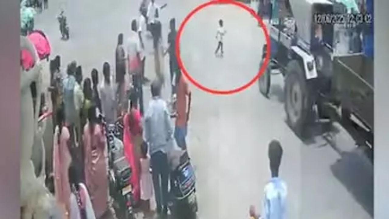 சாலையை கடக்க ஓடிய 4 வயது சிறுவன்…. வேகமாக வந்த டிராக்டர்…. பெற்றோர் கண்முன்னே அரங்கேறிய கொடூரம்…. பதைப்பதைக்கும் வீடியோ….!!