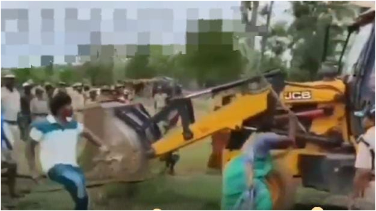 “அதிகாரிகள் மீது மிளகாய் பொடி தூவி….” கம்பால் அடிக்க பாய்ந்த பழங்குடியின மக்கள்…. போராடி கட்டுப்படுத்திய போலீஸ்…. பரபரப்பு சம்பவம்…!!
