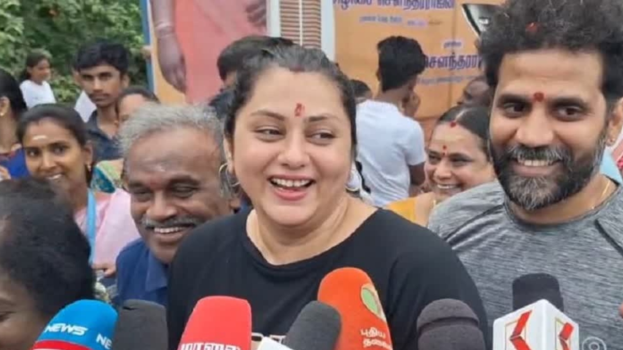 “என் குழந்தைகளிடம் நான் English-ல் பேச மாட்டேன்….” அவர்களுக்கு ஸ்பைடர் மேன், சூப்பர் மேன் பற்றி தெரியாது… ஆனா…. மனம் திறந்து பேசிய நடிகை நமீதா…!!