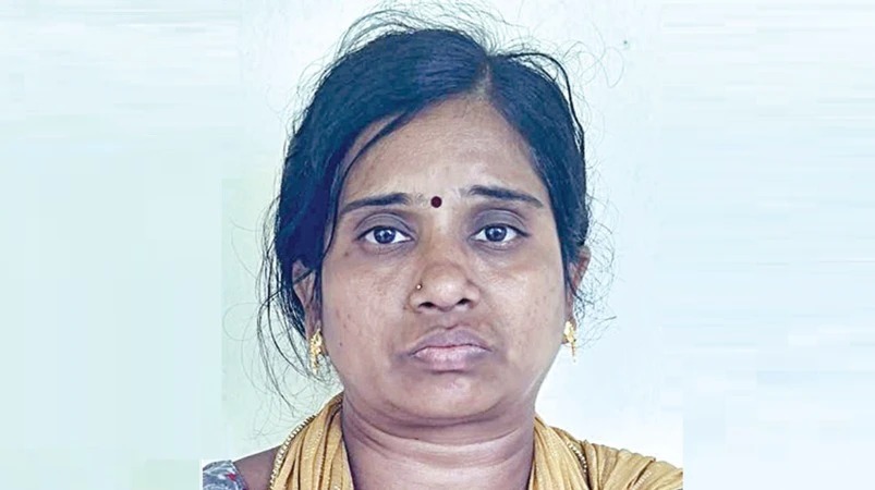 “முகத்தில் மிளகாய் பொடி தூவி…” முகமூடி அணிந்து வந்த பக்கத்து வீட்டு பெண்…. பட்ட பகலில் நடந்த பகீர் சம்பவம்….!!