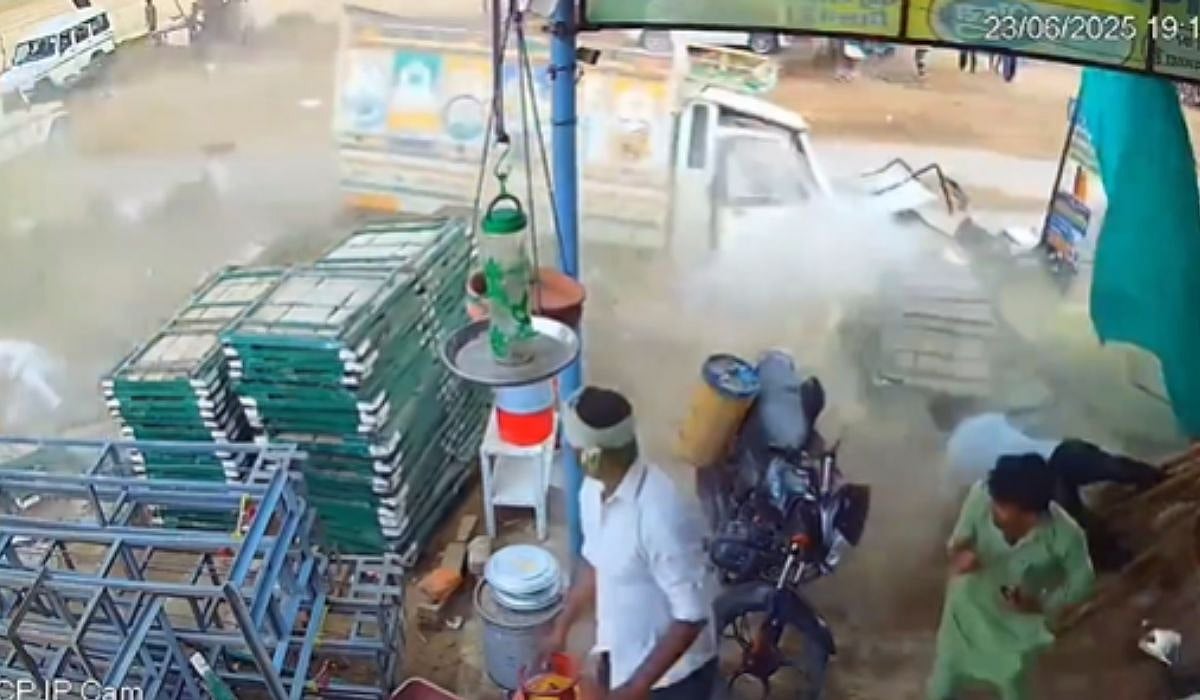 சினிமாவை மிஞ்சிய சம்பவம்..! “கடத்தல் லாரியை பிடிக்க ஸ்பாட்டில் செக் போஸ்ட்”… உடைத்துக் கொண்டு கடைக்குள் பாய்ந்த மினி லாரி… அடுத்து நடந்த ஷாக்… வீடியோ வைரல்..!!!