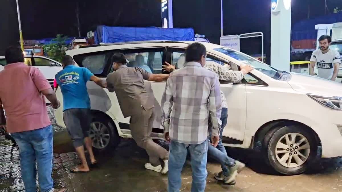 என்ன சோதனை இது….! டீசல் போட்டதும் நகராமல் நின்ற முதல்வரின் பாதுகாப்பு வாகனங்கள்….! பெட்ரோல் பங்க் மீது பாய்ந்த ஆக்ஷன்…. பரபரப்பு சம்பவம்….!!