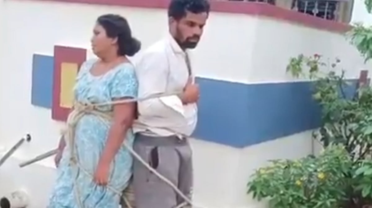 “பேஸ்புக் மூலம் பழகி கள்ளக்காதல்”… 3 நாட்களாக கள்ளக்காதலி வீட்டில் தனிமையில்… தெருவில் கட்டிவைத்து  தூய்மை சடங்கு நடத்திய மக்கள்… அதிர்ச்சி வீடியோ..!!!