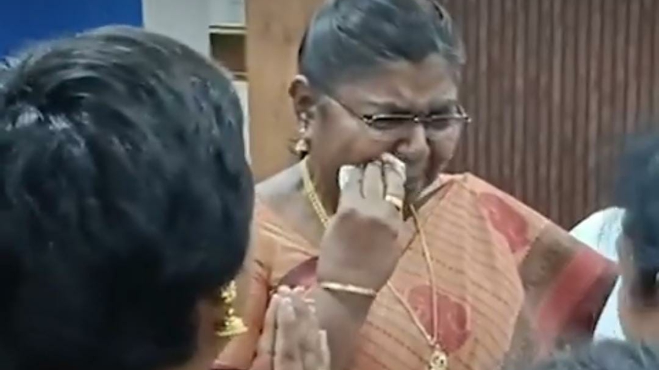 பணியிட மாற்றம்…! திருநங்கைகள் அழுததை கண்டு கண்கலங்கிய நாமக்கல் மாவட்ட ஆட்சியர்….  வைரலாகும் வீடியோ…!!