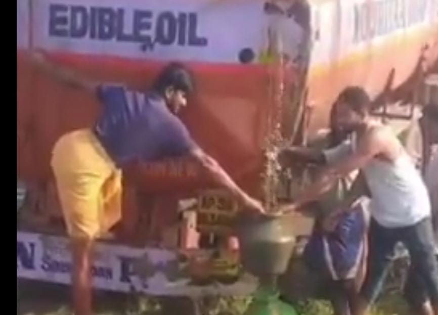 விபத்தில் சிக்கிய லாரியிலிருந்து கசிந்த சமையல் எண்ணெய்…. யாரும் சமையலுக்கு பயன்படுத்த வேண்டாம்…. காவல்துறை அறிவுறுத்தல்…!!!