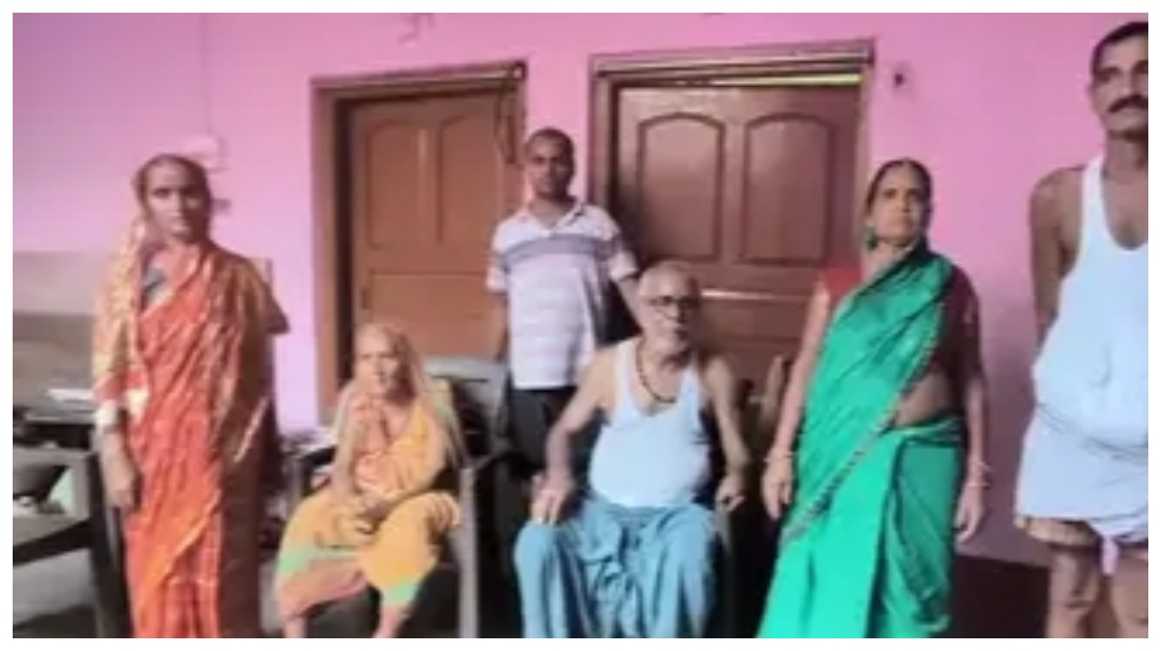 “சொத்துக்காக பெற்ற தாயை பல வருடங்களாக வீட்டுக்குள் அடைத்து வைத்து சித்திரவதை செய்த மகன்”… வளர்ப்பு மகன்களுக்கு இருக்கும் நன்றி கூட அவருக்கு இல்லை என கதறிய தாய்..!!!!