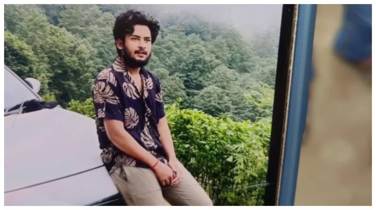 இப்படியா சாவு வரணும்…. நண்பர்களுடன் ஜாலியாக நீச்சல் குளத்தில் விளையாடிய வாலிபர்… நொடிப்பொழுதில் நடந்த விபரீதம்… அதிர்ச்சி வீடியோ…!!!