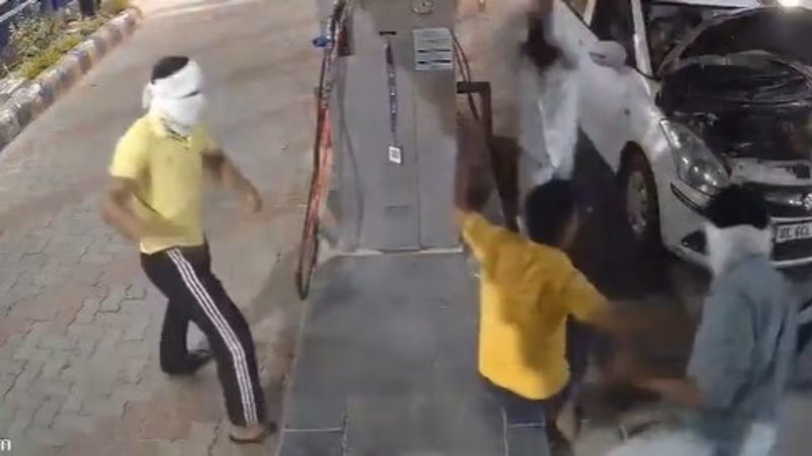 CNGயை காரில் நிரப்பிய பெட்ரோல் பங்க் ஊழியர்… பணம் கேட்டதால் நேர்ந்த கொடூரம்… பதற வைக்கும் வீடியோ…!!