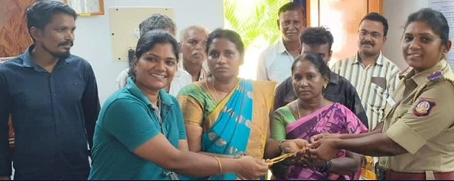பேருந்தில் கீழே கடந்த 6 சவரன் நகையை எடுத்து காவல் நிலையத்தில் ஒப்படைத்த பெண்… காவல்துறையினர் பாராட்டு…!!!