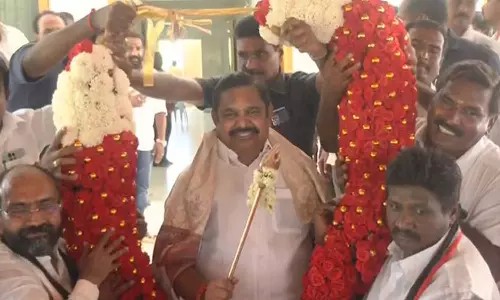 “முருகன் மாநாடு அன்னைக்கே வேல் வந்துடுச்சு”… அதிமுகவில் மாற்றுக் கட்சியினர் இணையும் விழாவில் இபிஸ்-க்கு வழங்கப்பட்ட பரிசு… அவரு சொன்னதுதான் ஹைலைட்…!!!