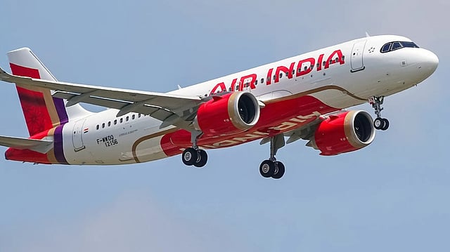 கோடை விடுமுறை பின் மீண்டும் பள்ளிகள் திறப்பு…. 3 மடங்கு உயர்ந்த விமான கட்டணம்.. எவ்வளவு தெரியுமா?..!!!