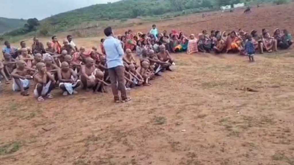 “வேறு சாதி வாலிபரை காதலித்து திருமணம் செய்த பழங்குடியின பெண்”… பாவம் செய்ததாக கூறி குடும்பத்தினர் 40 பேருக்கு மொட்டையடித்து… அதிர்ச்சி வீடியோ…!!!!