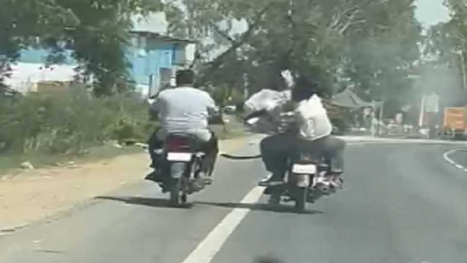 இதெல்லாம் ரொம்ப அநியாயம்..! “பைக்கில் சென்றவர்களை விரட்டி விரட்டி பெல்ட்டால் அடித்த மாணவர்கள்”.. காரணத்தை கேட்டால் மன்னிப்பு கேட்பதா..? அதிர்ச்சி வீடியோ…!!!