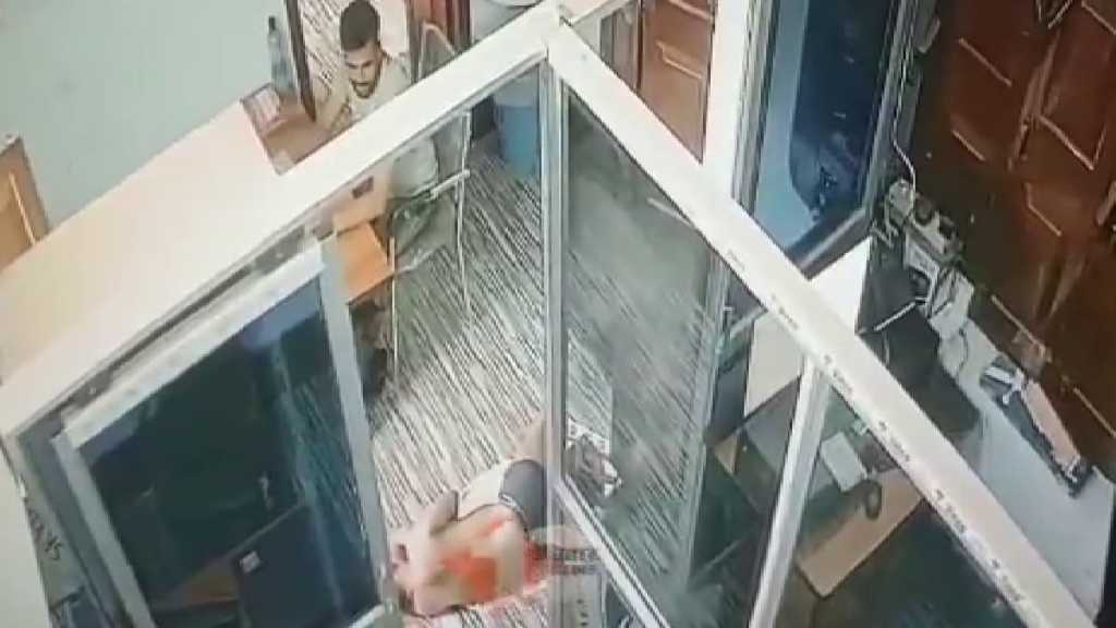 “ஆபீஸில் உள்ளாடையுடன் ஆபாச வீடியோ பார்க்கும் ஆண் ஊழியர்கள்”… தட்டி கேட்ட பெண்ணை சாதி பெயரை சொல்லி திட்டி… வீடியோ வெளியாகி பரபரப்பு…!!!