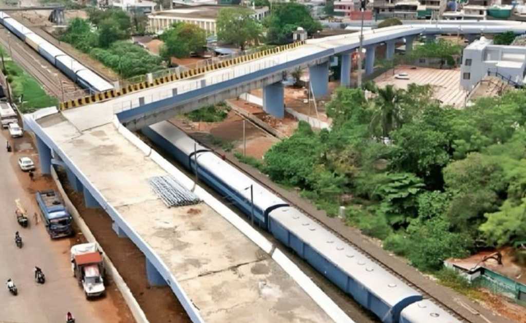 “90 டிகிரி வளைவு”.. பார்த்தாலே பதறுது.. இதில் எப்படி வாகனத்தை ஓட்ட முடியும்… பாலத்தை திறப்பதற்கு முன்பே கடும் எதிர்ப்பு.. பொறியாளர்களை சஸ்பெண்ட் செய்து நடவடிக்கை..!!!